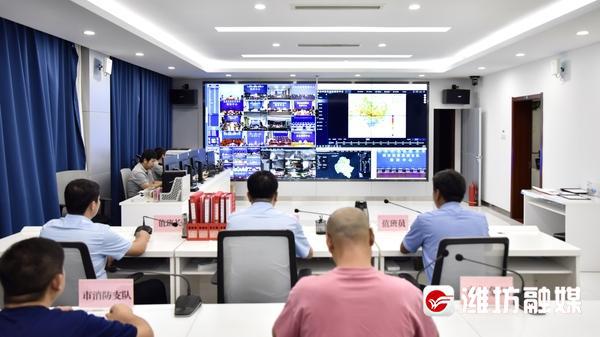 防汛常規物資中主要包含麻袋吸水膨脹袋,無紡布吸水膨脹袋,防汛沙袋,防汛噸袋,防汛編織袋,雨衣,雨靴,雨傘,彩條布,工兵鏟,十字鎬,八磅錘,應急救生包等。