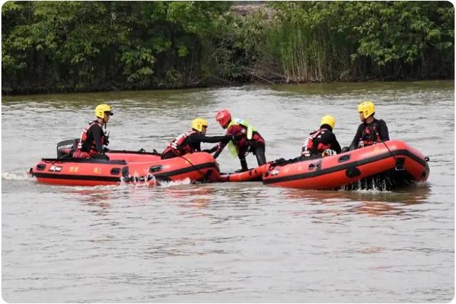 “多人落水”如何科學施救？消防員架起水上浮橋演練極限營救