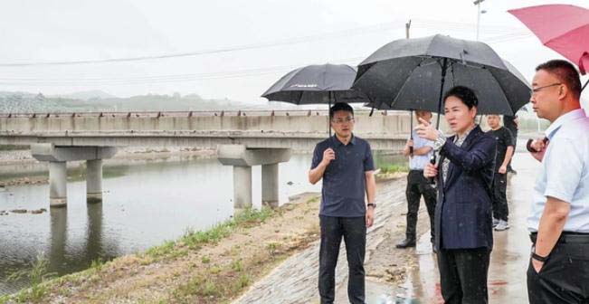 海陽市領(lǐng)導(dǎo)開展社區(qū)&ldquo;雙報(bào)到&rdquo;和巡河、防汛調(diào)研